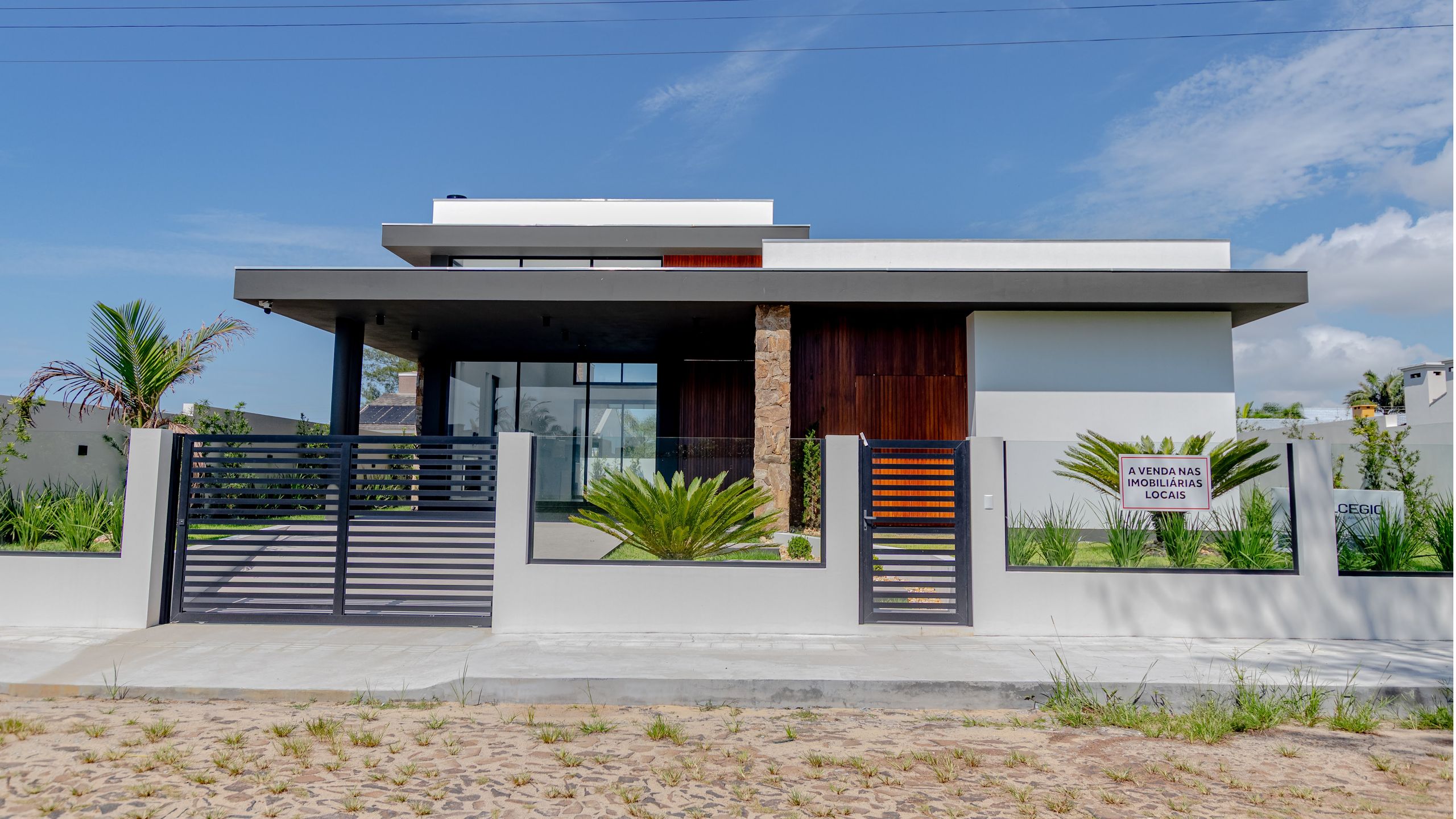 Casa à venda com 4 quartos, 274m² - Foto 1