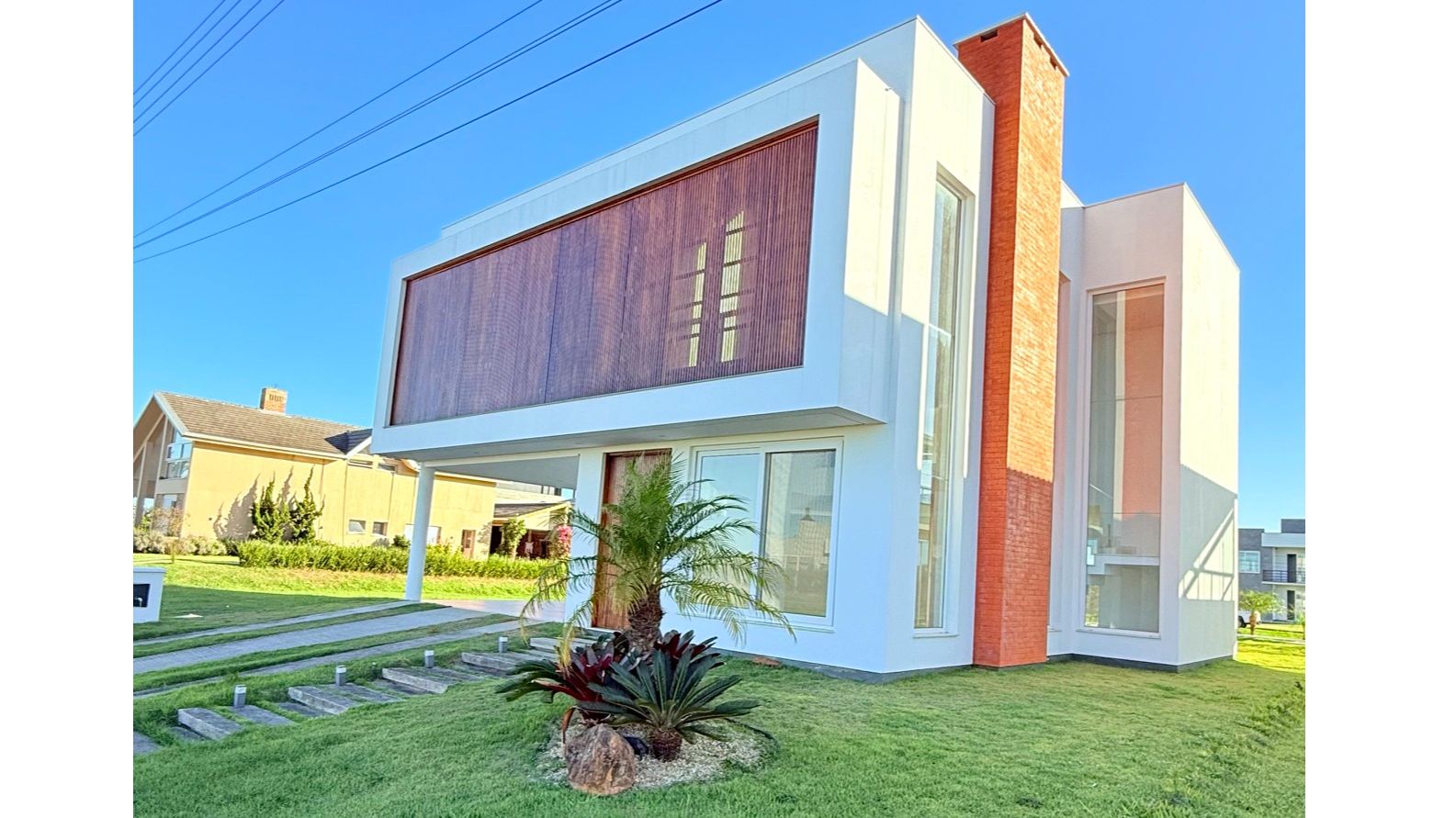 Casa à venda com 4 quartos, 367m² - Foto 1