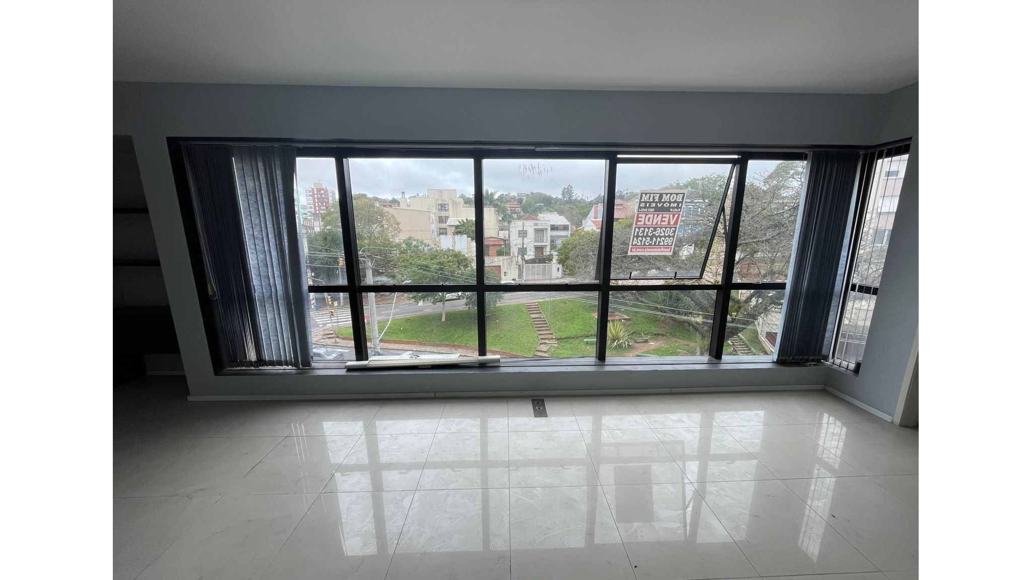 Sala comercial à venda em Porto Alegre, Menino Deus, 36m² - Fernando Viana